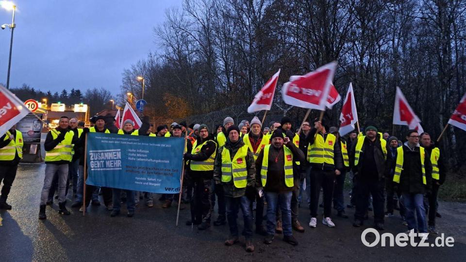 In Vilseck streikten am Montag rund 70 Frauen und Männer. Bild: Kathrin Birner/exb
