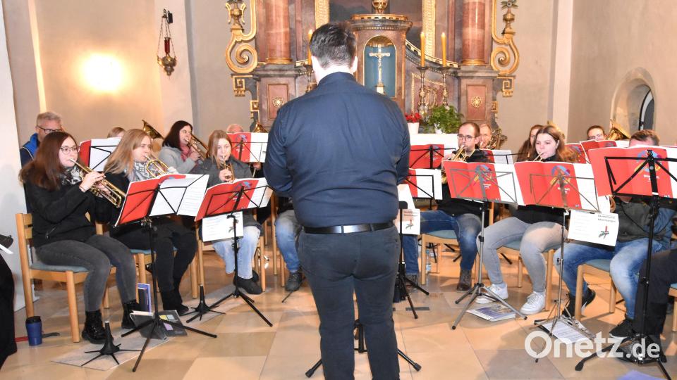 Der Posaunenchor Illschwang, geleitet von Martin Schmidt, beim Musizieren im Altarraum der Kirche Bild: no
