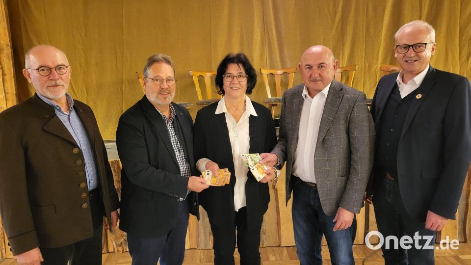 Spenden überreichen der Männergesangverein (links) und die CSU (rechts) für die Behinderten- und Krankenfürsorge, wofür sich Hannelore Schuster (Mitte) bedankt. Bild: mma