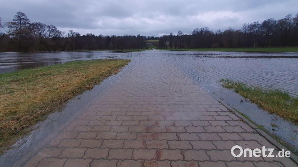 Die Fichtelnaab ist bei Erbendorf und Plärn über die Ufer getreten. Auch der Verbindungsweg von Plärn nach Inglashof ist überschwemmt. Bild: kaz