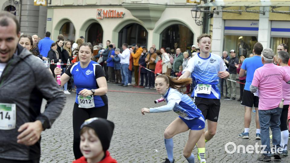 Hoch her ging es in der Wechselzone beim Staffellauf im Rahmen des Amberger Silversterlaufs: vorne rechts Paul Burkhardt und Lea Rittner vom ESV Amberg I., links Ulrike Schißlbauer und Nadine Danhauser vom ESV Amberg II. Bild: Hubert Ziegler