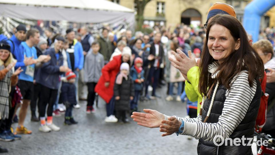 Seit vielen Jahren in verschiedenen Positionen beim Amberger Silvesterlauf unermüdlich dabei: Silke Fersch. Bild: Hubert Ziegler