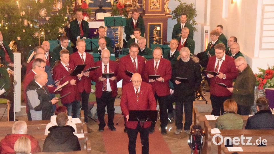 Der Männergesangverein Kürmreuth mit seinem Chorleiter Wolfgang Prasse bot beim adventlichen Konzert zwei Weihnachtslieder dar. Bild: wku