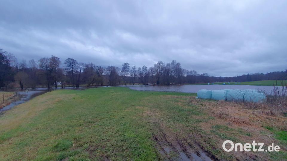 Bei Erbendorf ist die Fichtelnaab über die Ufer getreten. Die landwirtschaftlichen Flächen gleichen einer Seenlandschaft. Bild: kaz