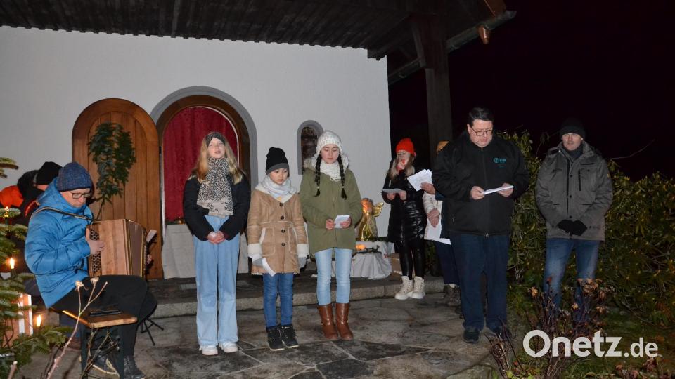 Das zweite und letzte Adventsfenster beziehunsgweise -tür wurde an der Kapelle der Ortschaft Rückersrieth, der Pfarrei Moosbach, geöffnet. Bild: gi