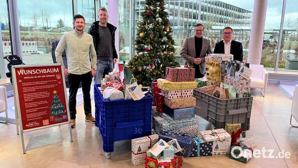 Zum ersten Mal veranstaltete Round Table 235 seine Wunschbaum-Aktion in Ursensollen (von links): Franz von Klenck und Martin Biehler (beide RT235) sowie Stefan Badura und Holger Theiss (beide Firma Grammer). Bild: Franz von Klenck/Round Table 235 Amberg-Sulzbach/exb