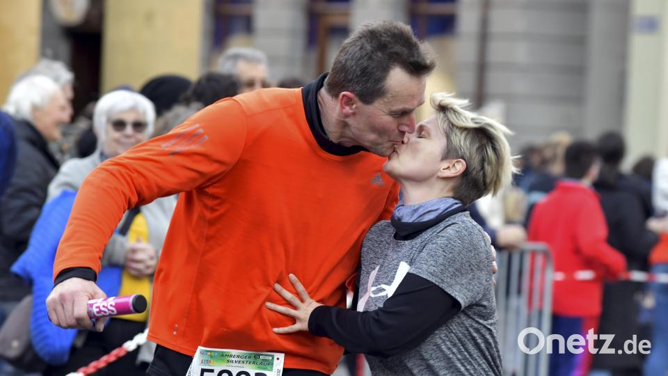 Beim Staffellauf noch ein Küsschen für den Wechselläufer: Christian Zinnbauer (links) und Beate Blaß (rechts) vom Amberger Team HGZ....läuft. Bild: Hubert Ziegler