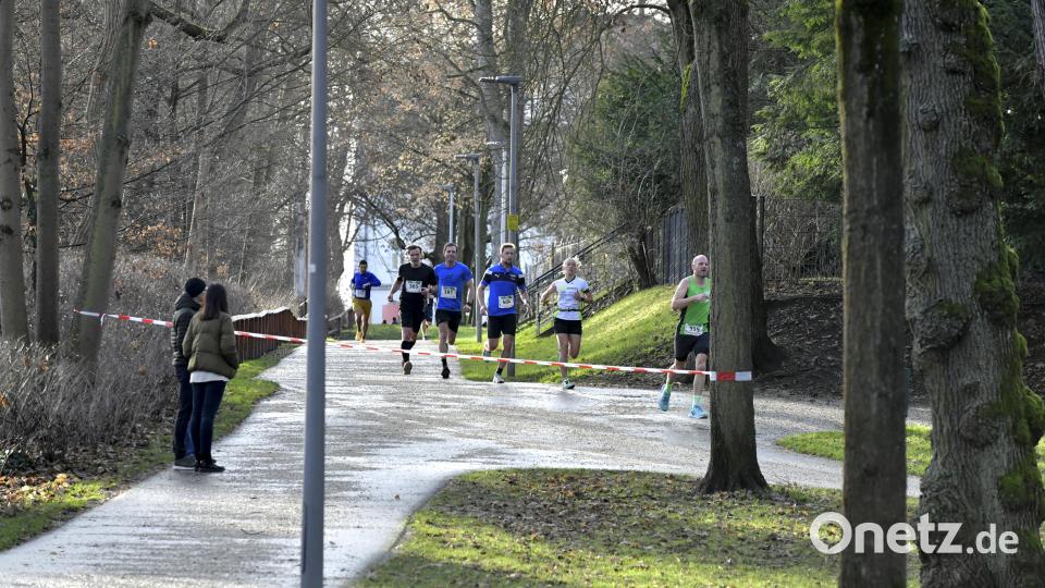 Die Läufer des Hauptlaufes über 7500 Meter passieren den Maxplatz. Bild: Hubert Ziegler