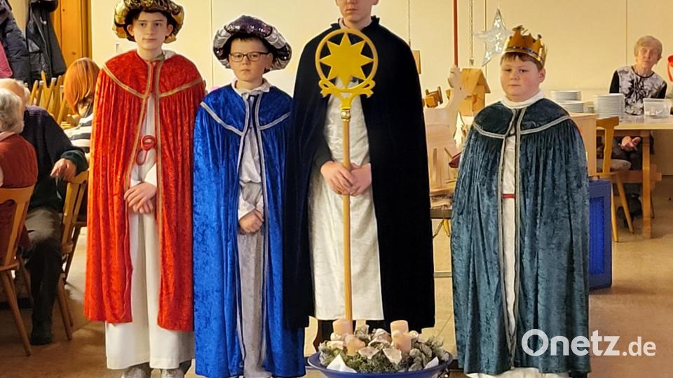 Eine in jeder Hinsicht schöne Überraschung waren vier Sternsinger der Pfarrgemeinde bei der Adventfeier des Kneippvereins für Kranke und Behinderte. Bild: mma