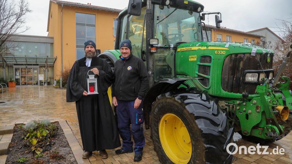 Erste Station des Weihnachtsbulldogs der Erlösergemeinde mit Pfarrer David Scherf und Tobias Amann war das Clementine-von-Wallmenich-Haus. Bild: Wolfgang Steinbacher