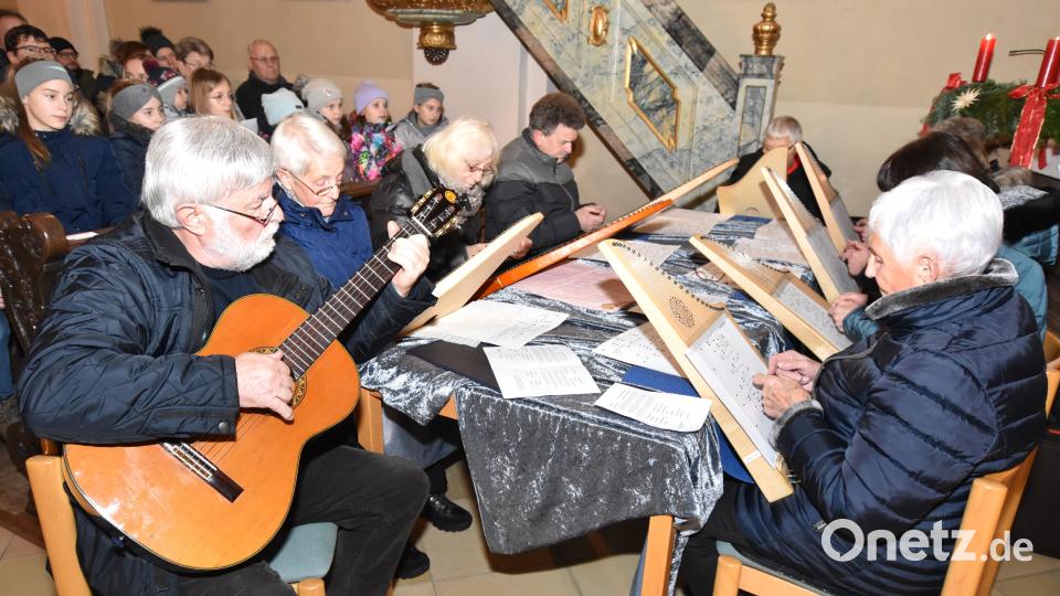 Die Besucher in der voll besetzten Kirche lauschten den Klängen der Veeh-Harfen Gruppe, geleitet von Christel Kredler Bild: no