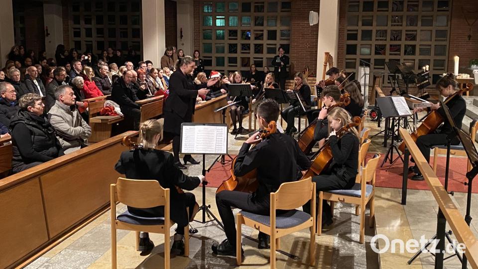 Gefühlvoll interpretierte das Streichorchester unter Leitung von Stefanie Schreyer die Komposition &quot;Der Schwan&quot; von Camille Saint-Saens. Den Solopart übernahm Judith Reul am Violoncello ( ganz rechts im Bild). Bild: aub