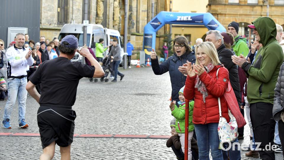 Dieser Läufer hatte beim Zieleinlauf die weiblichen Fans auf seiner Seite. Bild: Hubert Ziegler