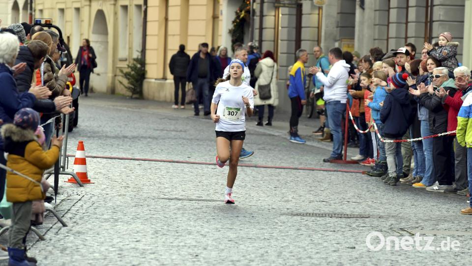 Leni Hagerer von CIS Amberg beim Zieleinlauf: sie belegte bei den Schülerinnen A über 2,5 KM den zweiten Platz. Bild: Hubert Ziegler