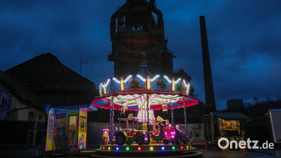 Das Wetter spielte nicht mit beim Weihnachtsmarkt auf der Maxhütte Plaza. Bild: Wolfgang Steinbacher
