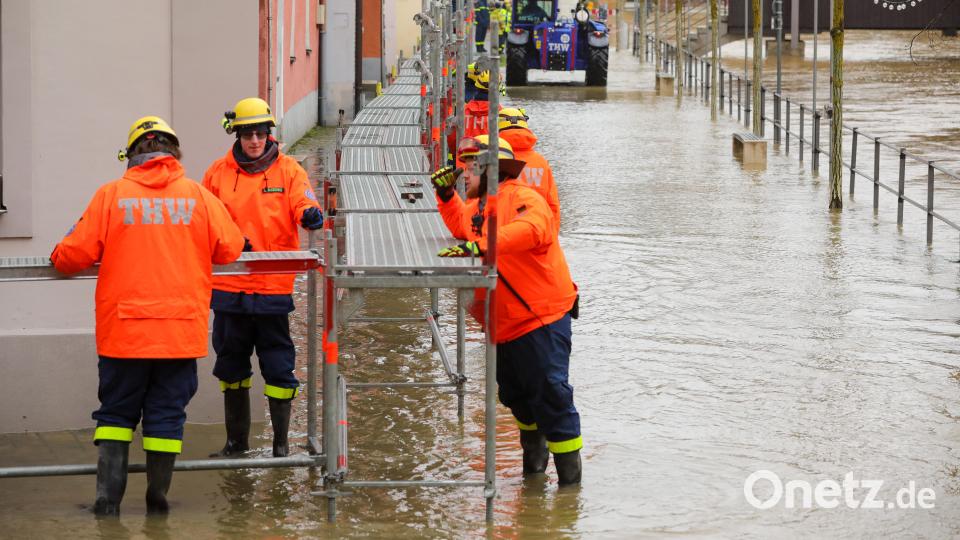 Das THW hat in Amberg damit begonnen, einen Hochwasser-Steg für die Bewohner der Schiffgasse zu bauen. Bild: Wolfgang Steinbacher