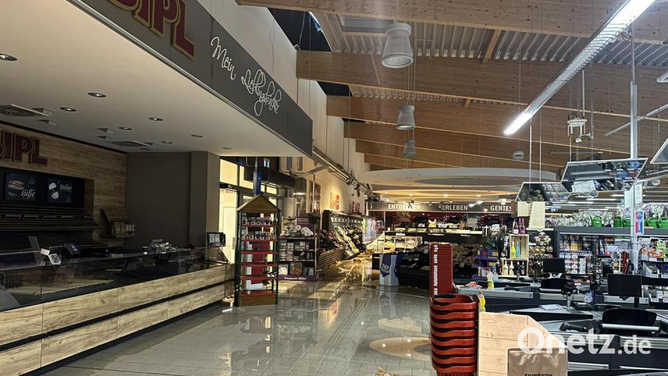 Sturm "Zoltan" hat in der Nacht auf Samstag das Dach eines Supermarkts in Bad Abbach zerstört. Bild: Freiwillige Feuerwehr Bad Abbach