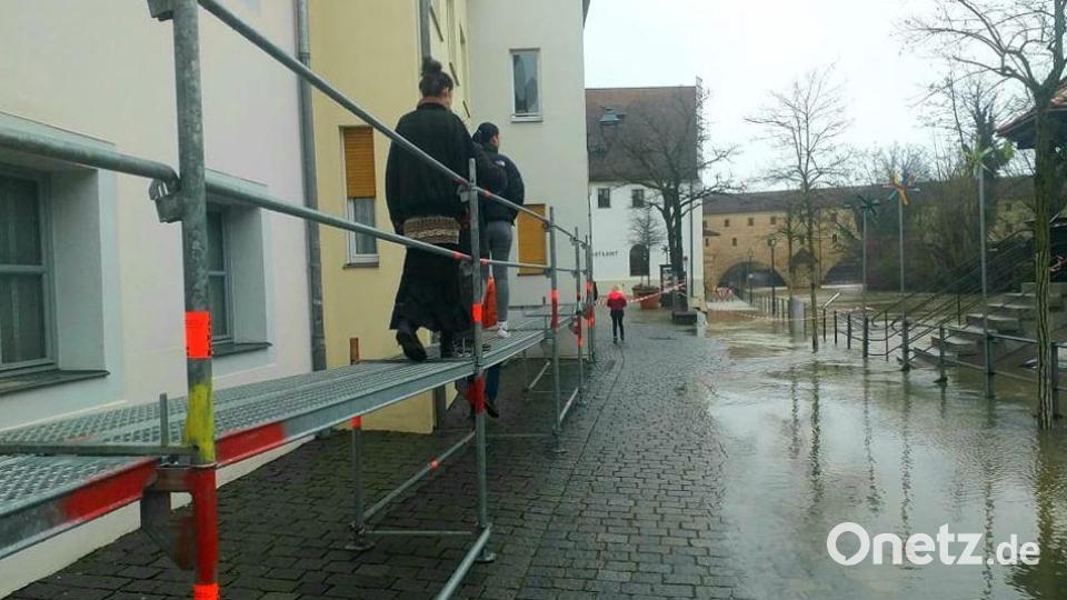 Der Hochwasser-Steg war an Heiligabend um 13 Uhr an der Schiffgasse fertig aufgebaut. Danach stieg das Wasser in Amberg aber nicht mehr. Der Pegel der Vils sinkt zwar langsam, aber er sinkt. Bild: tk