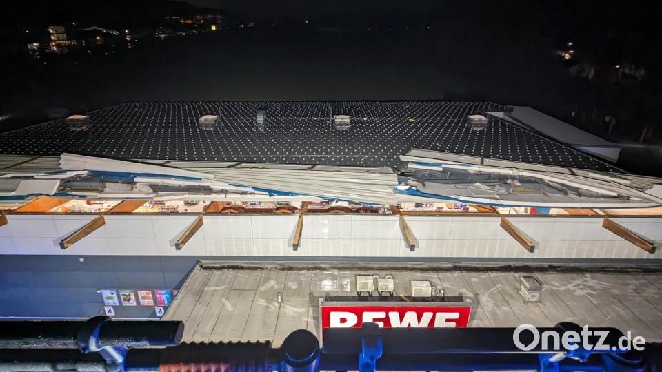 Sturm "Zoltan" hat in der Nacht auf Samstag das Dach eines Supermarkts in Bad Abbach zerstört. Bild: Freiwillige Feuerwehr Bad Abbach