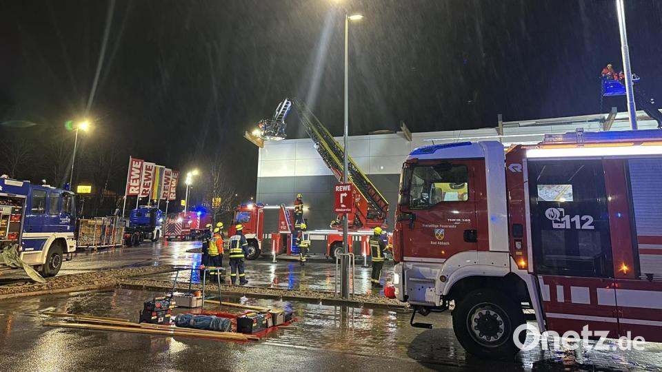 Sturm "Zoltan" hat in der Nacht auf Samstag das Dach eines Supermarkts in Bad Abbach zerstört. Bild: Freiwillige Feuerwehr Bad Abbach