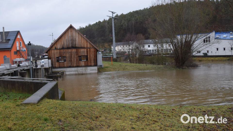 Hochwasser in Schmidmühlen: Das Verschlussbauwerk (links) hält die Wassermassen am Zusammenfluss von Vils (rechts) und Lauterach (im Vordergrund) zurück. Bild: bö