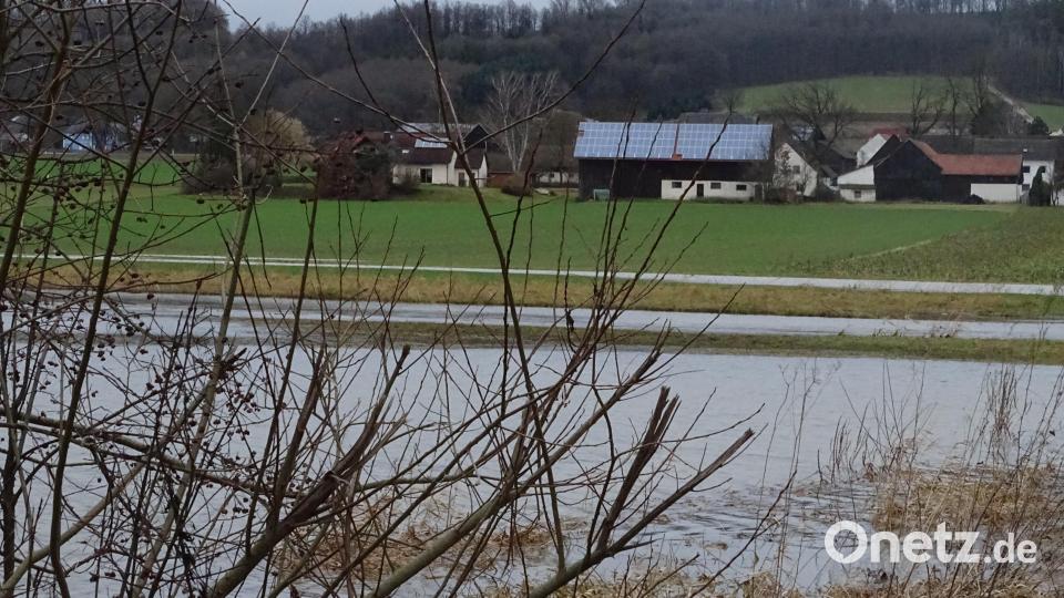 Der Fensterbach ist an den Tagen vor Weihnachten an seinem Unterlauf weit über die Ufer getreten, wie hier bei Wolfringmühle und Knölling. Bild: Houschka