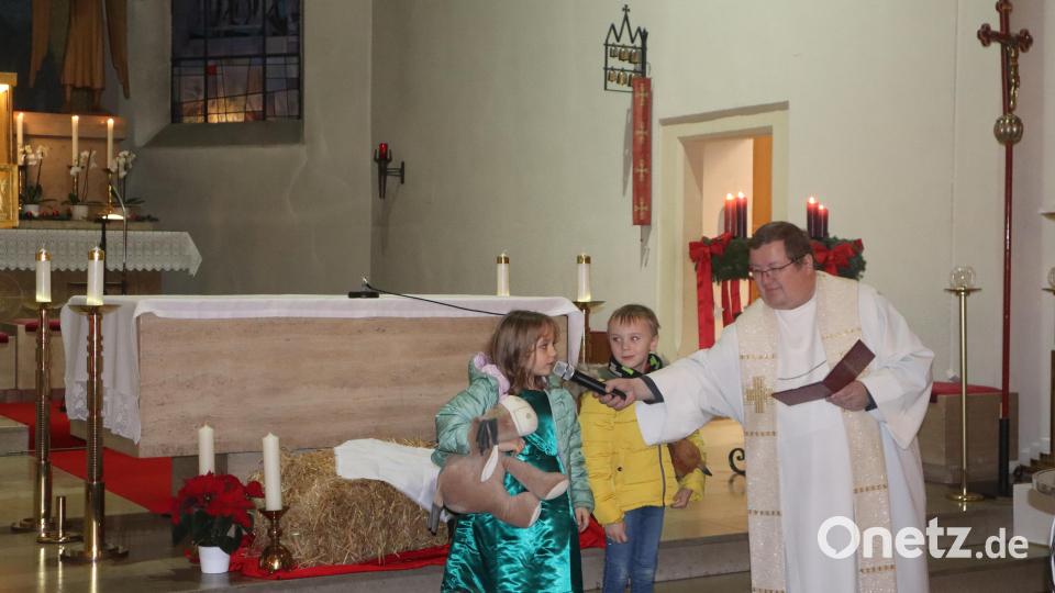 Krippenfeier einmal anders - Kinder brachten Gaben bei den Fürbitten nach vorne zum Altar. Bild: wrm