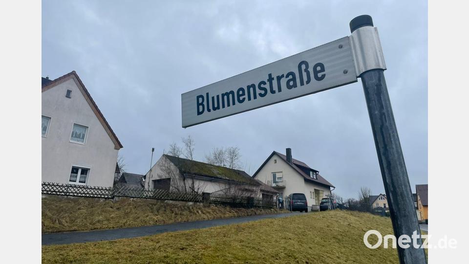 Wasserrohrbruch – und das am 1. Weihnachtsfeiertag. Die Anwohner der Blumenstraße in Hahnbach sind derzeit ohne Wasser, weil im Bereich ihrer Straße ein Rohr kaputt ging. Die Arbeiten sollen wohl bis mindestens 18 Uhr gehen, so lange wird das Wasser abgesperrt. Bild: kmo