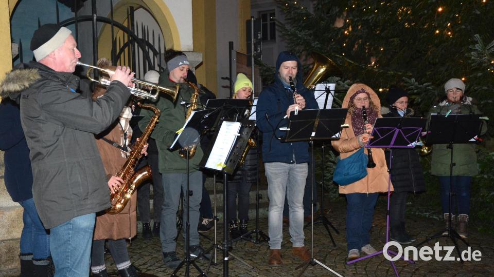 Die Stadtkapelle Mitterteich unter der Leitung von Oliver Lipfert (links). Bild: jr