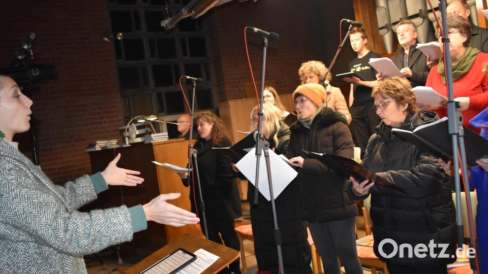 Der Projektchor unter der Leitung von Johanna Baumann ließ wunderschön gesungene Lieder erklingen. Bild: rgr