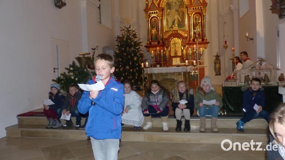 Einzeln wurden Absätze der Weihnachtsgeschichte vorgetragen. Bild: sl