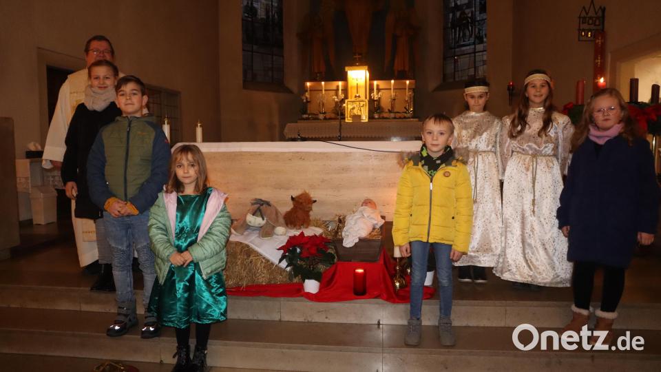 Die Mädchen und Buben bringen die Gaben zu den Fürbitten nach vorne zum Altar. Bild: wrm