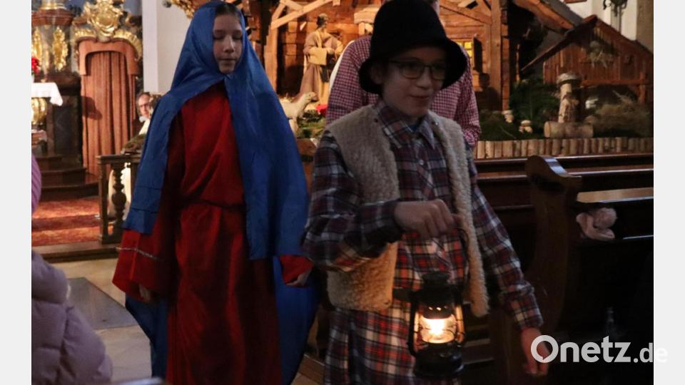 In Dieterskirchen: Ein lieber Begleiter leuchtet Maria und Josef auf ihrem beschwerlichen Weg nach Bethlehem mit einer Laterne. Bild: Jasmin Brandl