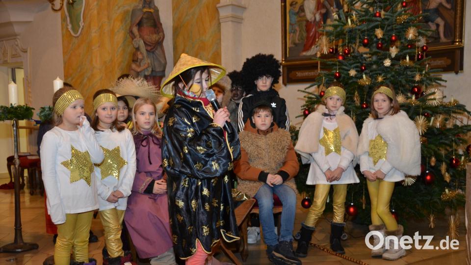 Kinder der Welt kommen in der katholischen Stadtpfarrkirche in Bethlehem an Heiligabend an. Bild: dob