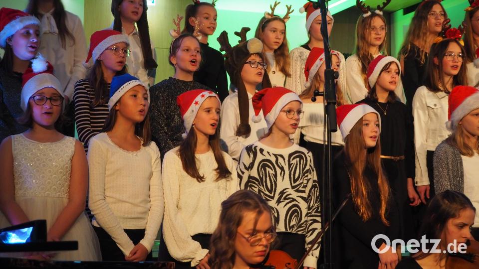 Der Unterstufenchor in weihnachtlicher Stimmung. Bild: krb