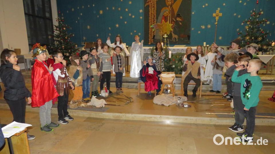 Mit ihrem Spiel erzählten die Kinder der katholischen Pfarrei espielten die Geschichte von der Geburt Jesu. Bild: adj