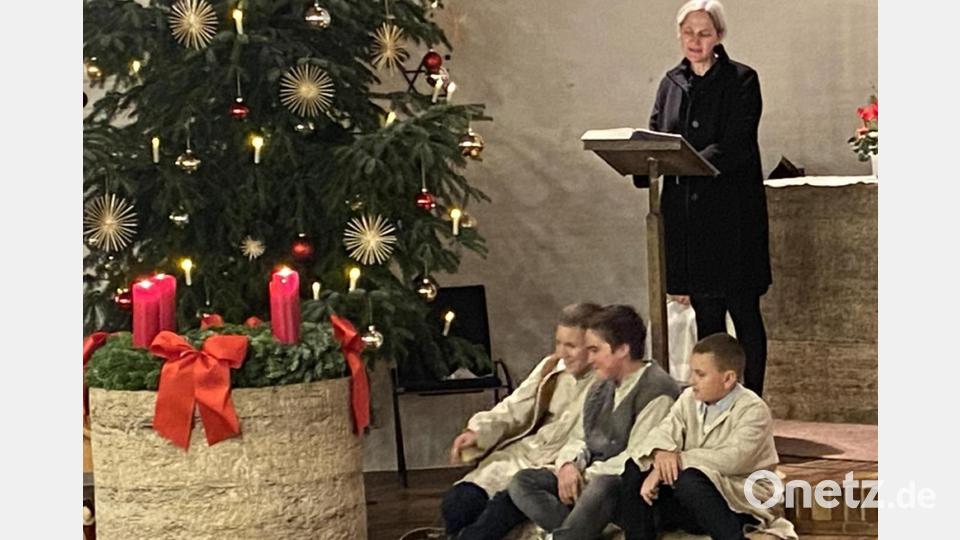 Die Jugendlichen stellen die Weihnachtsgeschichte in der evangelischen Auferstehungskirche in Oberviechtach in einem Krippenspiel dar. Bild: wel