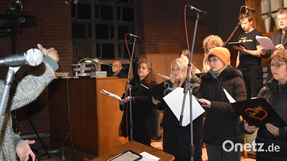 Der Projektchor unter der Leitung von Johanna Baumann ließ wunderschön gesungene Lieder erklingen. Bild: rgr