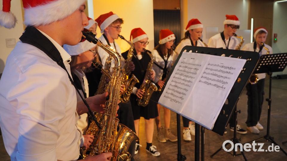Das Saxophonensemble hatte sich Nikolausmützen aufgesetzt. Bild: krb