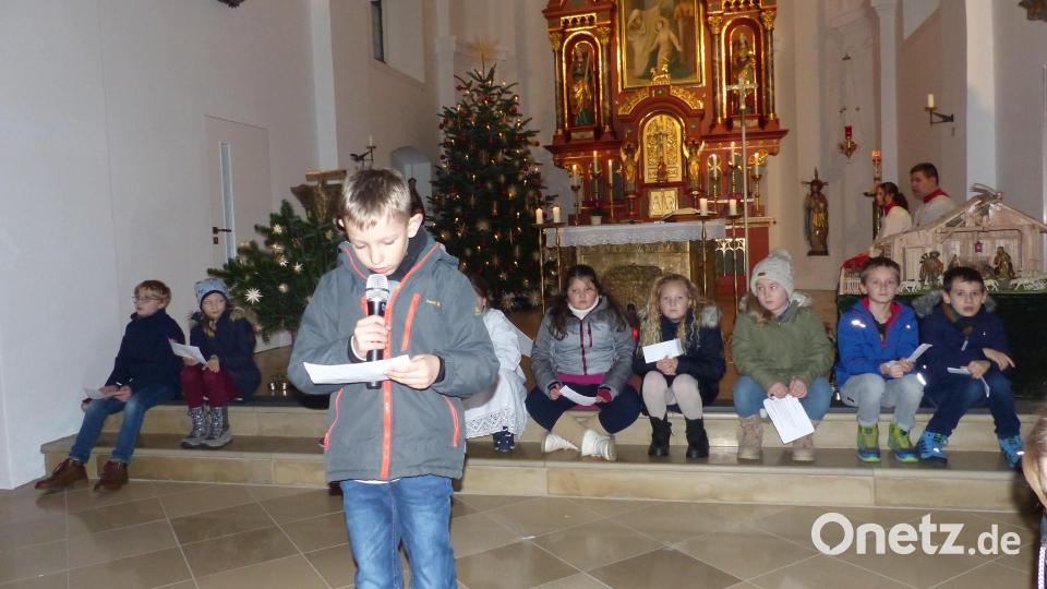 Beim Vortragen eines Auszuges der Weihnachtsgeschichte. Bild: sl