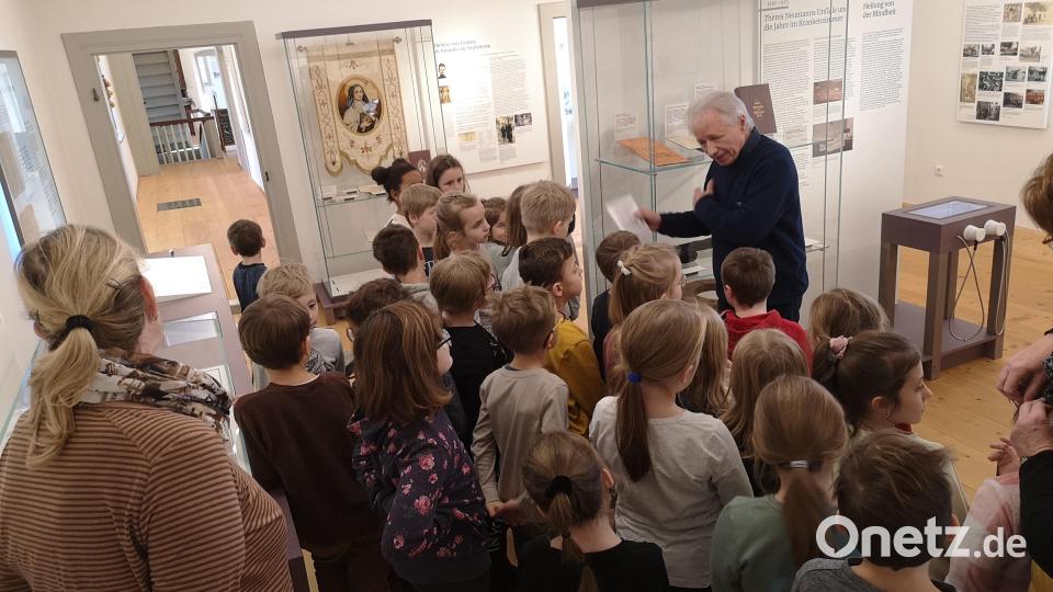 Im Zuge der Aktion zum Thema Herbergssuche besuchten Konnersreuther Kinder auch das Theres-Neumann-Museum. Dort erhielten sie eine Führung von Manfred Grüssner. Bild: Melanie Wenisch/exb