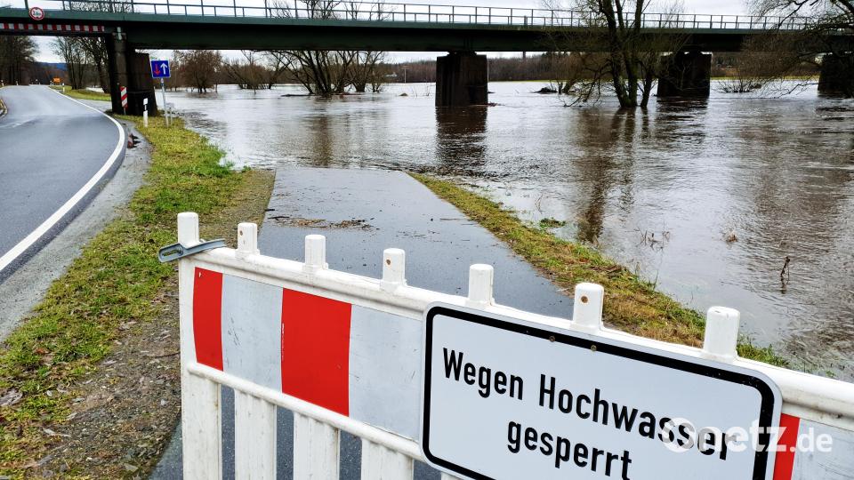Der Rad- und Fußweg von Neustadt/WN Richtung Hammerharlesberg ist wegen Hochwasser gesperrt. Bild: Lowak