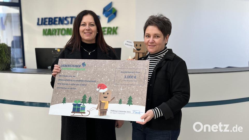 Claudia Grillmeier (links), Schirmherrin der Aktion Lichtblicke im Landkreis Tirschenreuth, erhielt eine Spende in Höhe von 3000 Euro von Geschäftsführerin Marion Forster. Bild: Liebensteiner Kartonagenwerk/exb