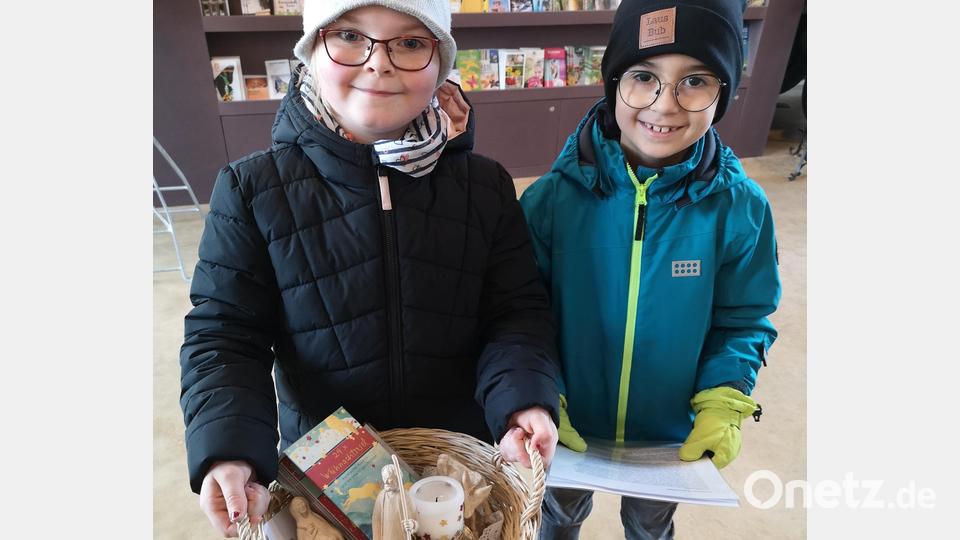 Mit einem Korb brachten Konnersreuther Kinder Holzfiguren der Heiligen Familie von Haus zu Haus. Bild: Melanie Wenisch/exb