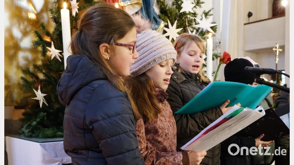 Kindergesang vor weihnachtlicher Kulisse bereichert die Krippenfeiern und Kindermetten wie hier in der Schwarzenfelder Pfarrkirche Bild: mab