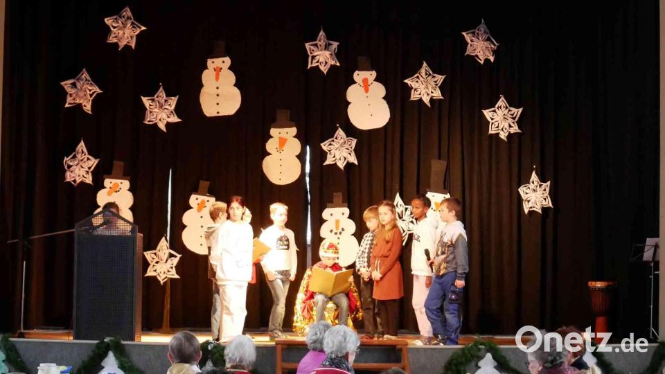 König Adventus suchte mit seinem Ministerstab und Untertanen der dritten Klasse die echte Weihnachtsgeschichte. Bild: gz