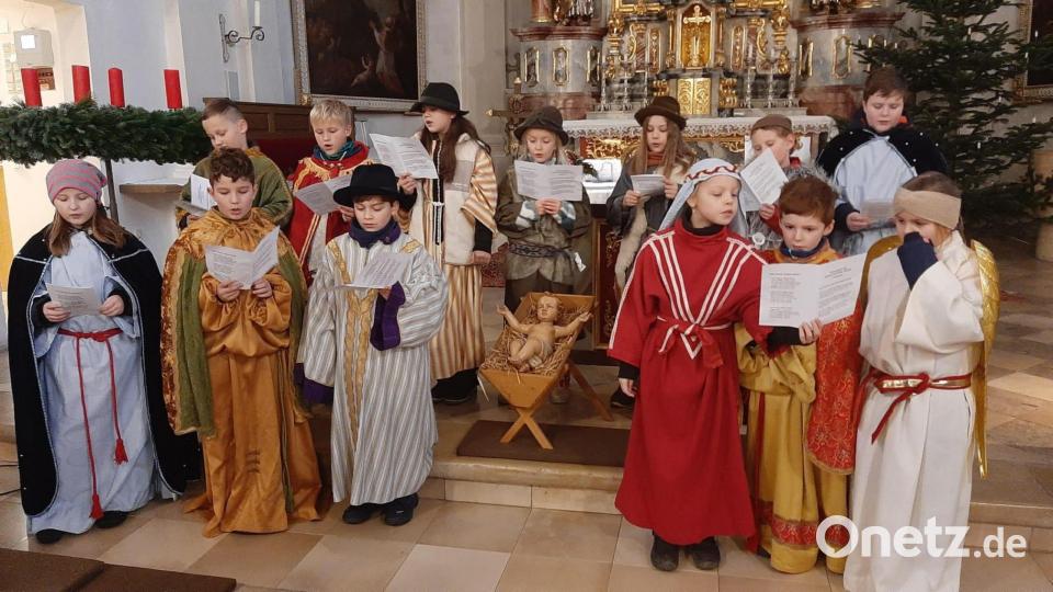 Mit dem Schlusslied "Stille Nacht heilige Nacht" beenden die Kommunionkinder das Krippenspiel in Winklarn. Bild: amö