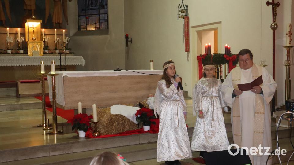Krippenfeier einmal anders - Kinder brachten Gaben bei den Fürbitten nach vorne zum Altar. Bild: wrm
