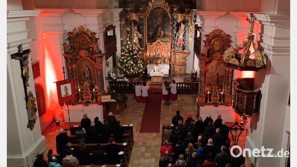 Eindrucksvoll illuminiert war die Barbarakirche auf dem Pfreimder Eixlberg zur Christmette. Bild: hm