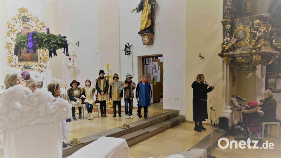 Mit dem Lied &quot;Stille Nacht, heilige Nacht&quot; beendete Gesangslehrerin Anna-Lena Klug das Krippenspiel. Bild: gz